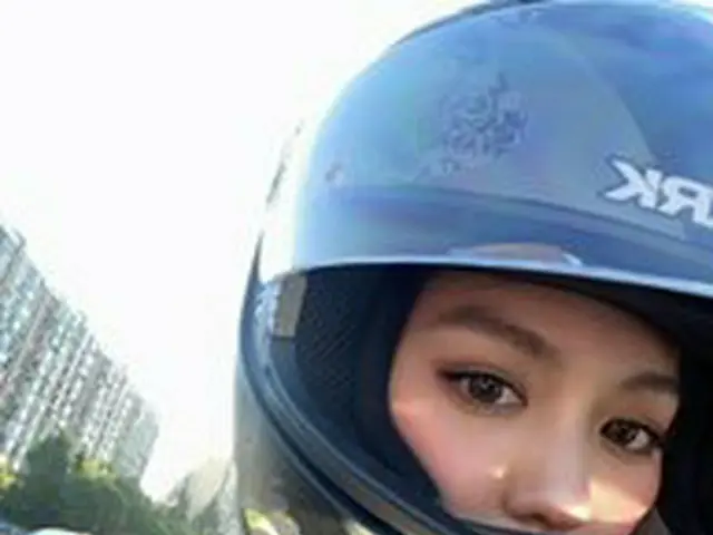 女演員金喜正，駕駛著一輛造型過於大膽的大型摩托車