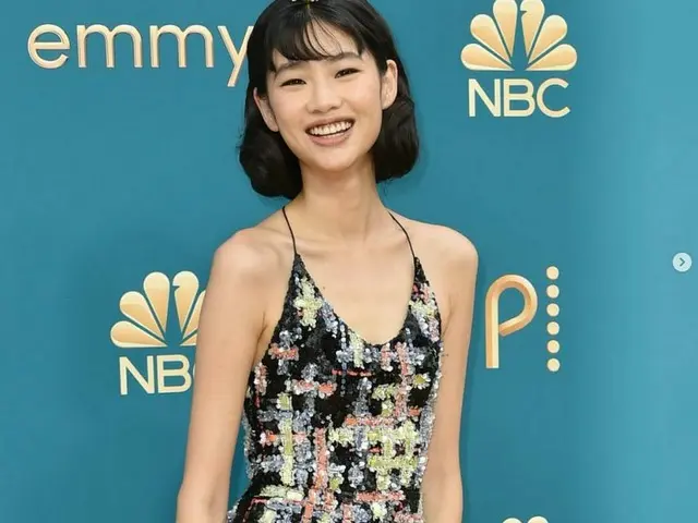 女演員鄭浩英現身美國艾美獎頒獎典禮紅毯