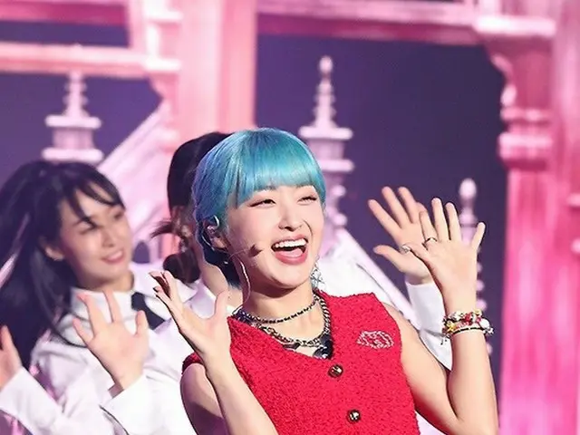 有參與防彈少年團歌曲經驗的歌手ADORA 舉辦了第一張迷你專輯《Adorable Rebirth》的展示會