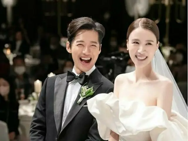 與演員南宮民結婚的Jin AReum 的婚紗出自《Oscar de la Renta》的2023 S/S 系列