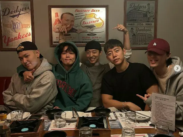 前“B․A․P”成員榮宰宣布將於明天（11月8日）入伍...方容國、大賢、鐘業和ZELO成為熱門話題