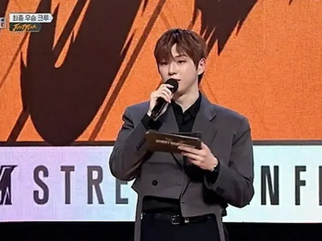 Singer KANGDANIEL apologized for misrepresenting the program sponsor, but theharsh voices are coming