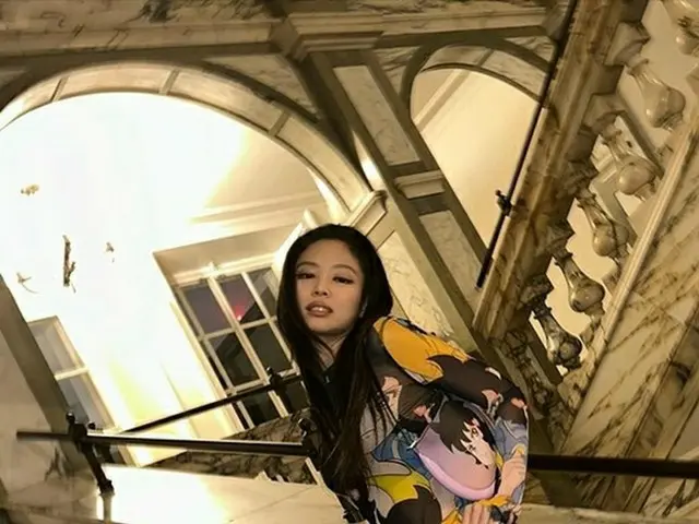 JENNIE wearing the character T-shirt and having a pause of the Korean animation”Run HANI” became a H
