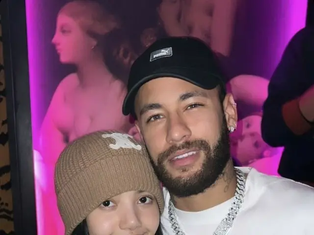 LISA(BLACKPINK) released the 2-shot photo with Neymar. . .