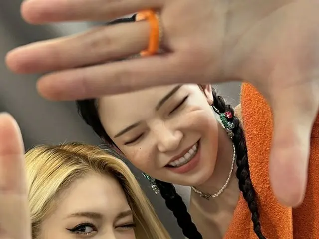 歌手AleXa 發布了兩張與“虛擬人”ROZY 的合影