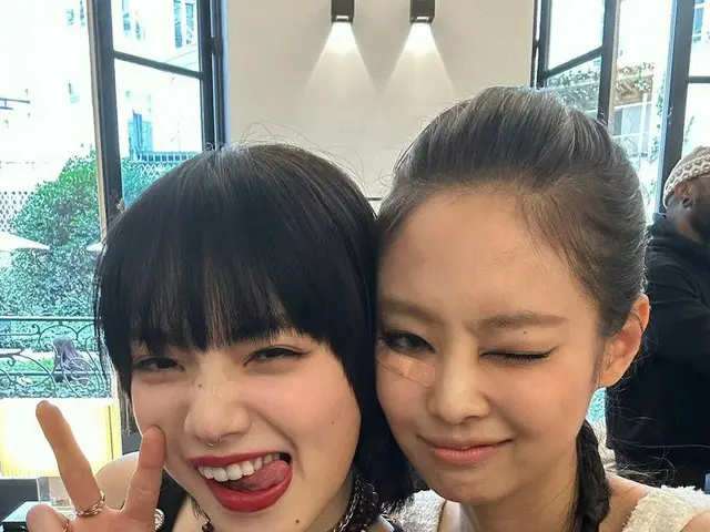 JENNIE released the two-some shot with Nana Komatsu and became a Hot Topic. . .