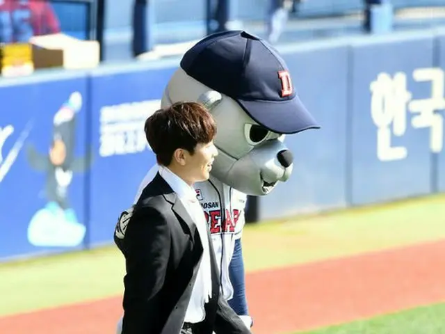 B1A4 Sandeul, singing the national anthem. Korea Series Round 3 KIA Tigers VSDoosan Bears. Seoul · J