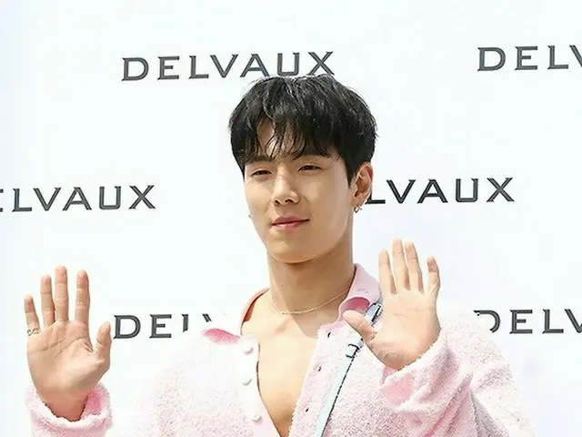 Shownu (MONSTA X) 出席奢侈皮具品牌DELVAUX的寫真活動
