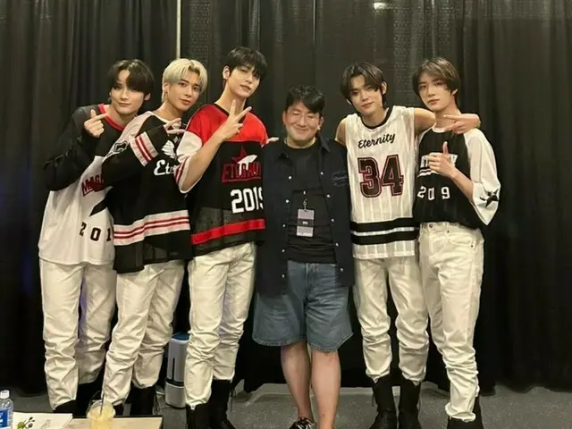 Chairman Bang Si Hyuk posted the photo celebrating the stadium performance of”TOMORROW X TOGETHER” H