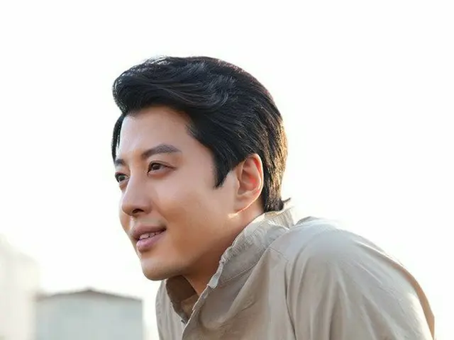 Actor Lee Dong Gun, re-signed with FNC.