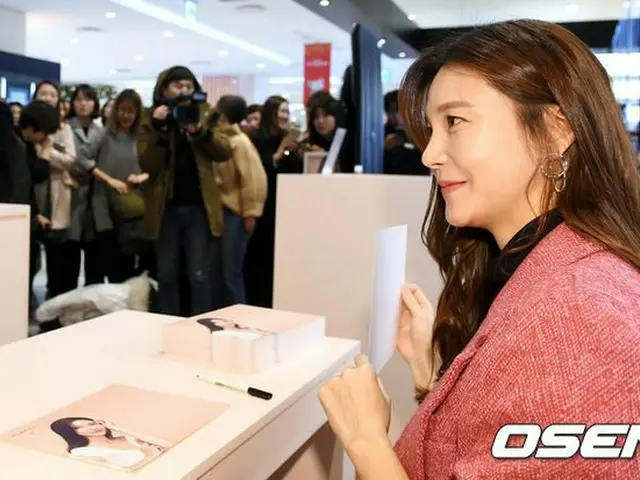 Actress Cha Ye Ryun, fan autographing session. Seoul Jamsil, Lotte departmentstore.