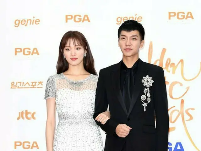 Actress Lee Sung Kyoung - Actor Lee Seung Gi, attend 32nd Golden Disc awardceremony red carpet. Tues