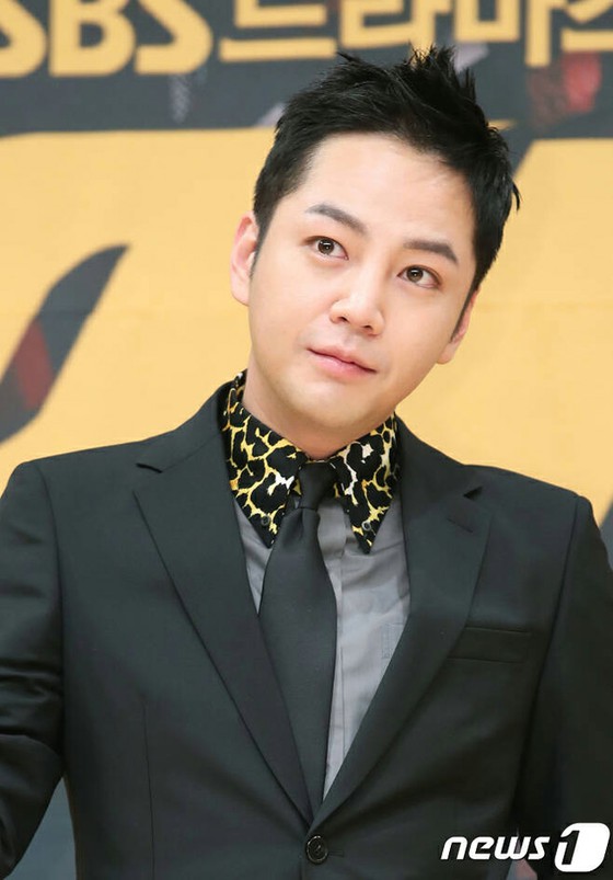 演員張根碩（Jang Keun Suk）在本月29日取消聚會=悄悄地完成了新的日冕