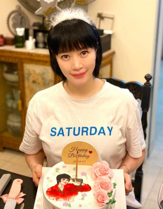 女演員金慧秀（Kim Hye Soo），第50個生日蛋糕“有史以來最好的娃娃臉”