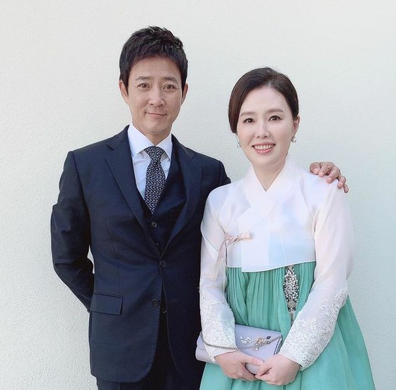 演員崔素植（Choi Suzy）和他的妻子女演員海拉（Ha Hira）參加他們的外Korean穿著韓服的婚禮。
