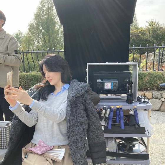 女星李幼愛，現年50歲，但無皺紋，皮膚濕潤……像往常一樣，女演員像氧氣