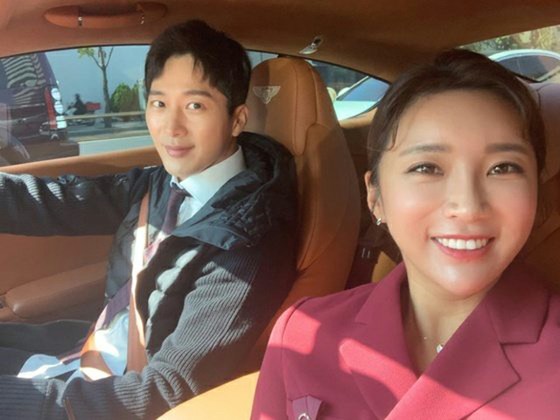 與職業高爾夫球手李波密（Lee Bomi）和丈夫李婉（Lee Wan）兩次合影。