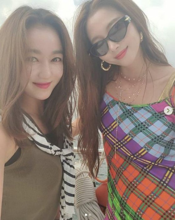 與女演員李瑞妍，摯友吳允娜，韓智惠在泳池度假...優雅地喝紅酒