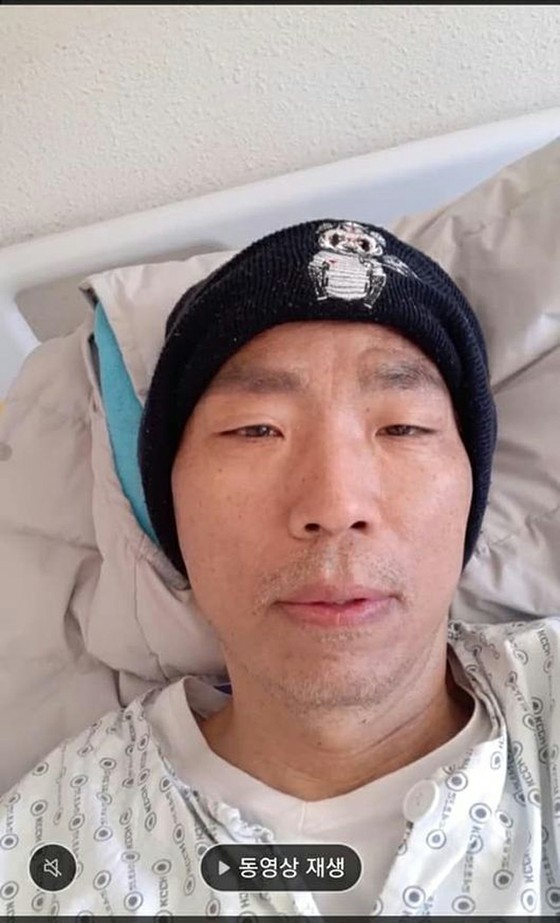 與肺癌作鬥爭的金楚敏（Kim Chor-min）正在抗癌藥物治療之前的最後一趟旅行。“忍受到底”