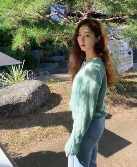 女演員仙世京（Sin Se Gyeong）放映了一段類似女神般的美女的錄像……“這種美女是犯規的。”