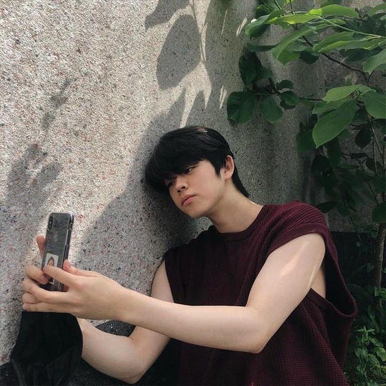 饒舌歌手格里說：“金古拉的兒子”感謝母親不給她twist腳，因為她對母親的誹謗