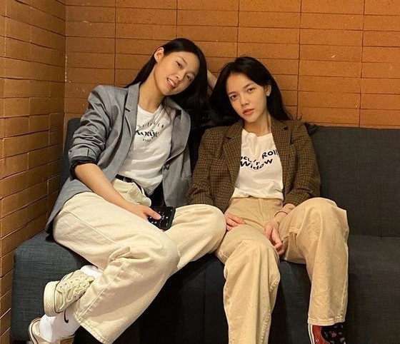 與離開“AOA”的智旻雪炫合作，以“相似的味道”“照片發布”到展覽中