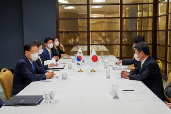 日韓外長“4個月來首次會晤”，歷史問題“平行”