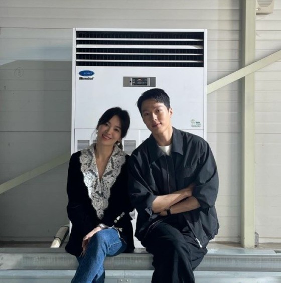 宋慧喬和張基勇共同主演的熱門電視劇《現在，我們分手了》，兩人一拍腦袋，笑容溫柔。