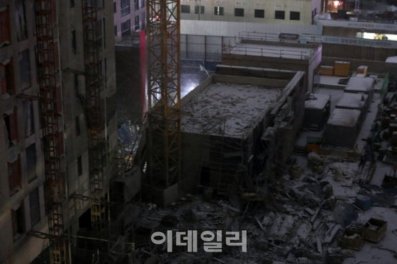 在韓國光州公寓倒塌現場設立中央事故對策本部