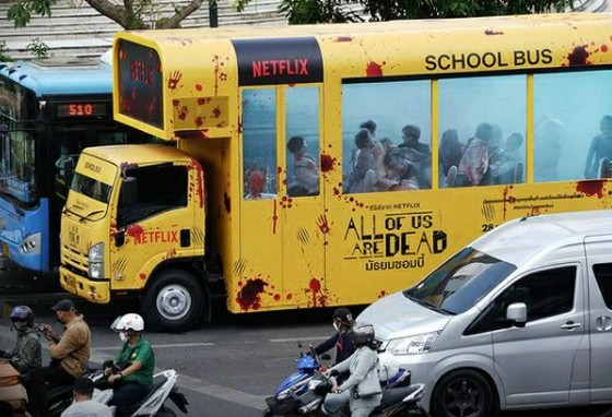 “校車上的殭屍”……Netflix新韓劇，在泰國曼谷跑的巴士廣告是熱門話題