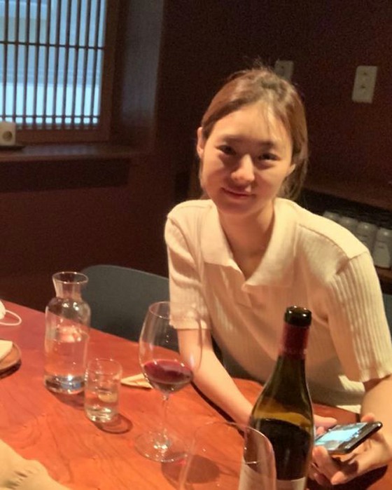 女演員李妍熙在Instagram上更新...“昨晚的記憶之地”，呼出酒，釋放了新婚妻子的美麗