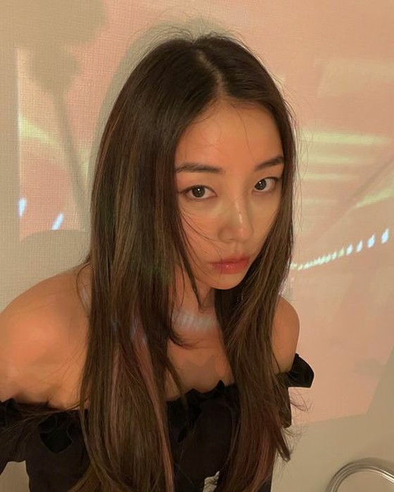“BLACKPINK”Rose，後視的剪影變成了照片......在游泳池裡休息的片刻被釋放