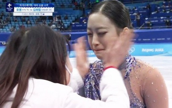 日本教練和韓國花樣滑冰選手的“臉頰敲擊”是熱門話題=韓國網民“感受感情的筆”