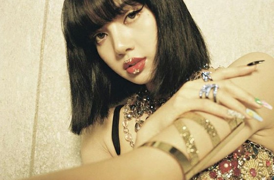 “ BLACKPINK”麗莎“強姐”妝容也被徹底消化...強烈的性感美女