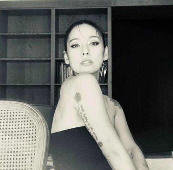李孝利（Lee Hyo Ri），花紋身和抹胸連衣裙拍攝……“當然是“ SSAK3””