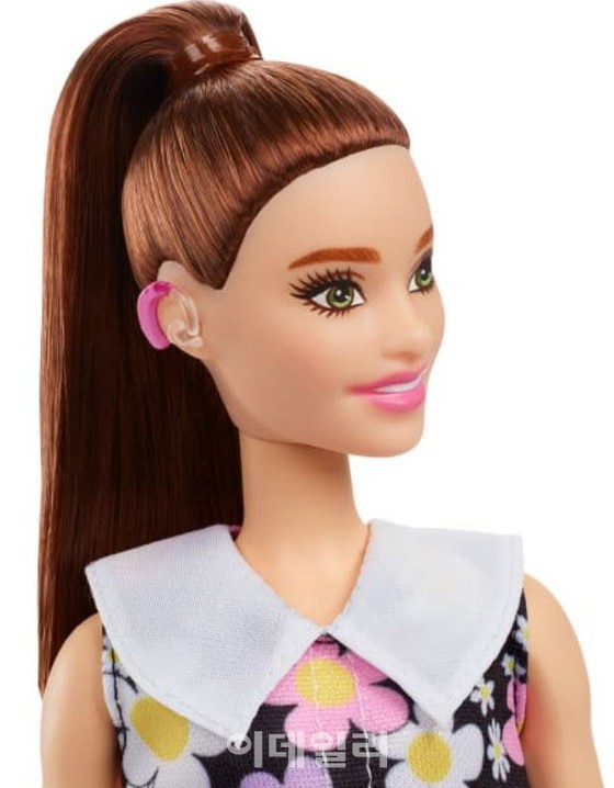戴助聽器的芭比娃娃發布...“玩具的多樣性”