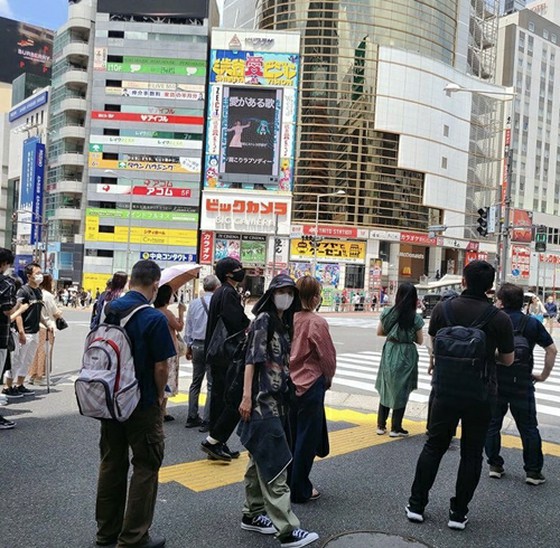 你在東京嗎？ DARA（前2NE1）以“街頭風格”的古怪時尚走遍城市
