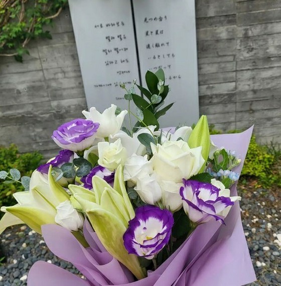 Kim JAEJUNG 悼念已故朴容河，在他悲傷告別 12 年後...今年再次參觀墓地
