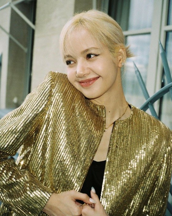 LISA以比黃金更閃耀的可愛笑容展現逆轉魅力，大人氣息