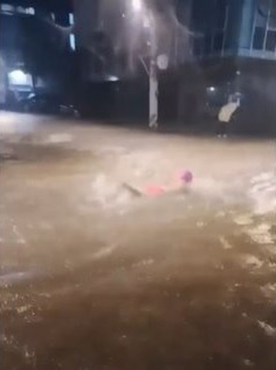 一名男子在暴雨後在被淹的道路上游泳......諸如“我擔心觸電”、“你皮膚病還好嗎？”和“這種時候......”等批評的聲音=韓國