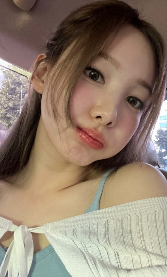 NAYEON (TWICE) 臉頰好豐滿...細腰有縫隙