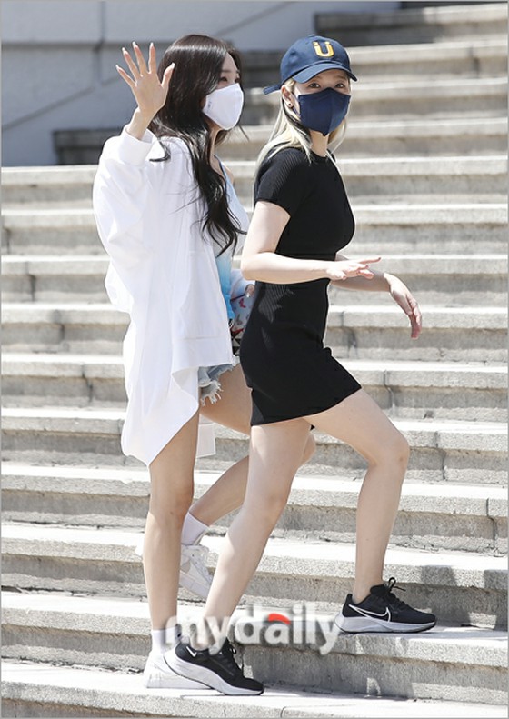 “少女時代（少女時代）”TIFFANY＆Sunny，不穿協調的“修身對抗”vs黑色迷你連衣裙