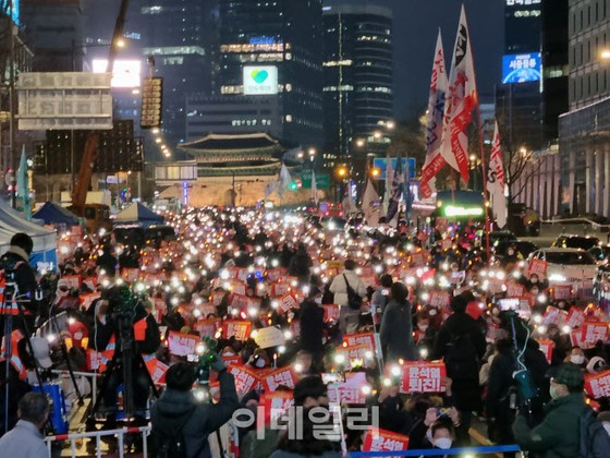 ``對總統夫人的特別調查''，``監獄李在明''......進步派和保守派在首爾市政廳前集會=韓國媒體