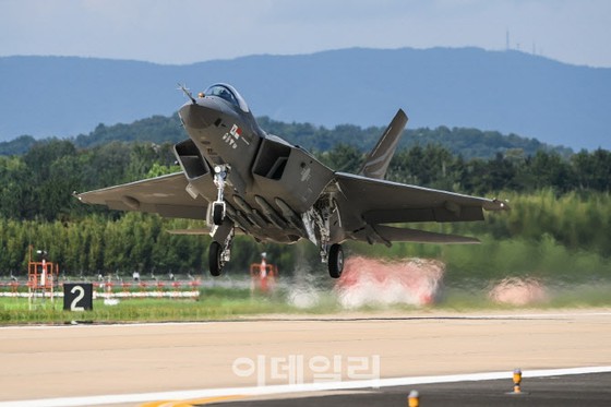 韓國戰鬥機KF21首次超音速飛行成功，氣體穩定性確認=韓國