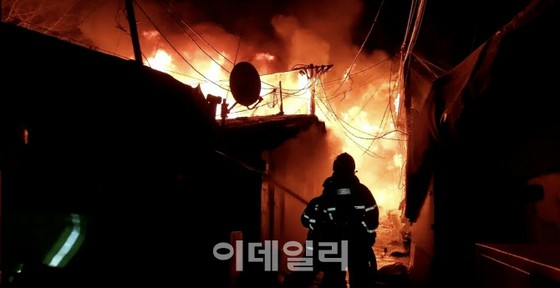 江南區九龍村發生火災，降級為1級響應... 500人疏散，62名遇難者=韓國