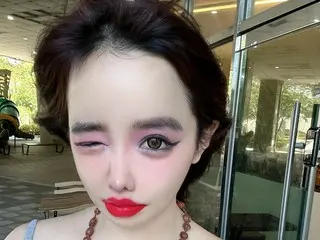 BOM（2NE1）分享了她的最新動態，濃烈的煙燻妝…儘管照片很粗糙，但她看起來很漂亮