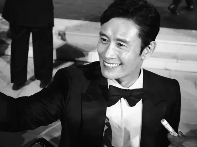 俳優イ・ビョンホン、俳優たちの俳優… ヴェネツィアのレッドカーペット「独歩的オーラ」