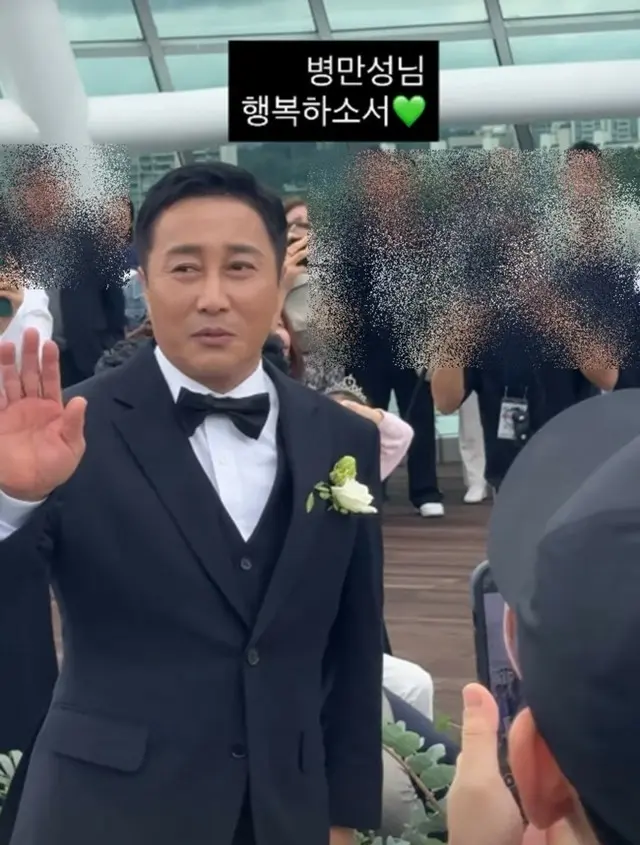 「再婚」キム・ビョンマン、タキシード着て新郎入場…パク・ソングァンが結婚式公開