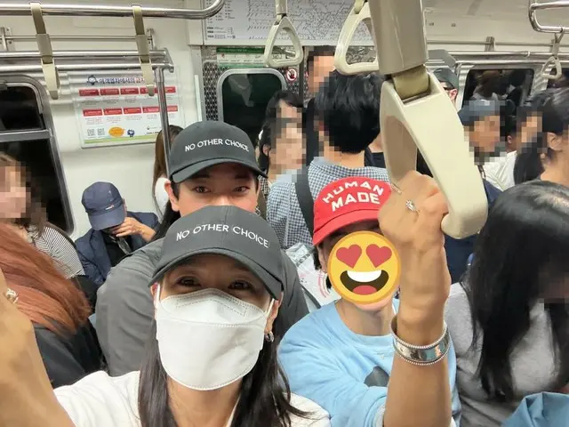 女優ソン・イェジンが一味違う退勤ショットを公開した。