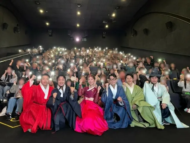 【公式】映画「ボス」、公開初週末全体1位…チョ・ウジン&チョン・ギョンホ&パク・ジファン韓服を着てあいさつ